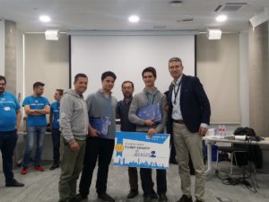 Los miembros del equipo Ramiro2, ganadores del evento, posan con su tutor y Miguel Ángel Turrado.