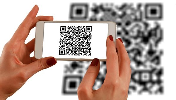 Teléfono captando un QR
