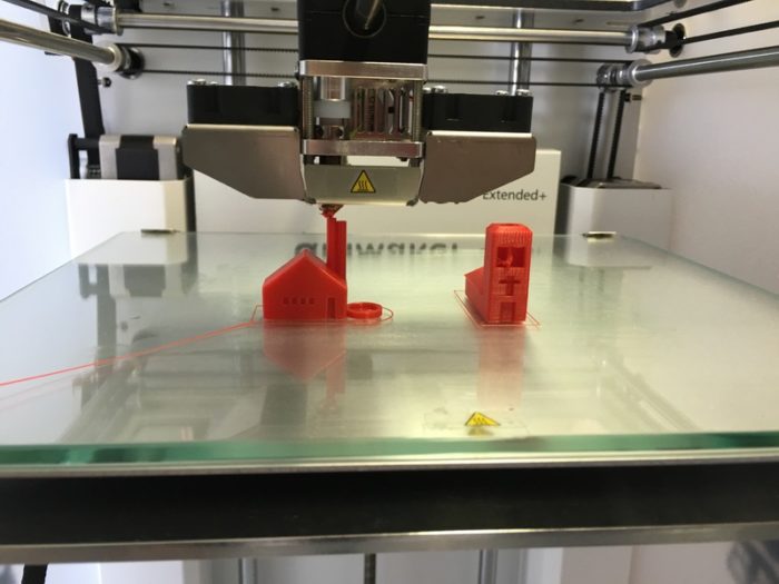 Una impresora 3D imprimiendo objetos
