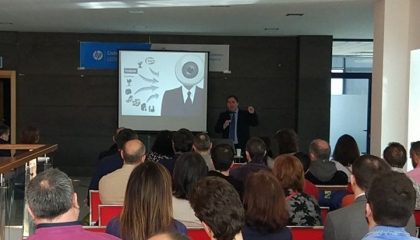 Amador Menéndez dándonos una charla sobre Inteligencia Artificial en HP León