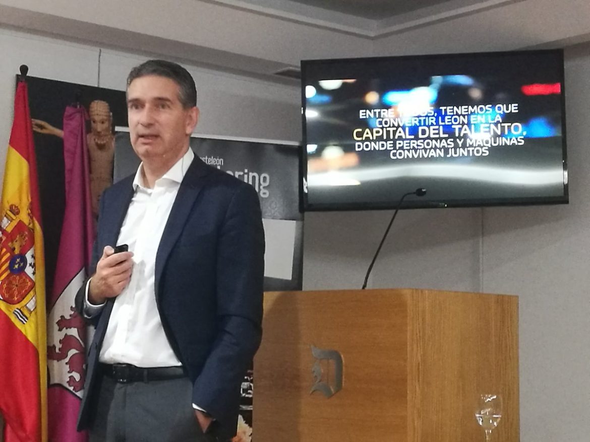 Miguel Ángel Turrado dando una charla en el Club de Prensa del Diario de León