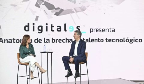 Turrado en el informe de la Brecha de Talento Tecnológico Miguel Ángel Turrado conversa durante el informe sobre la brecha de talento tecnológico.