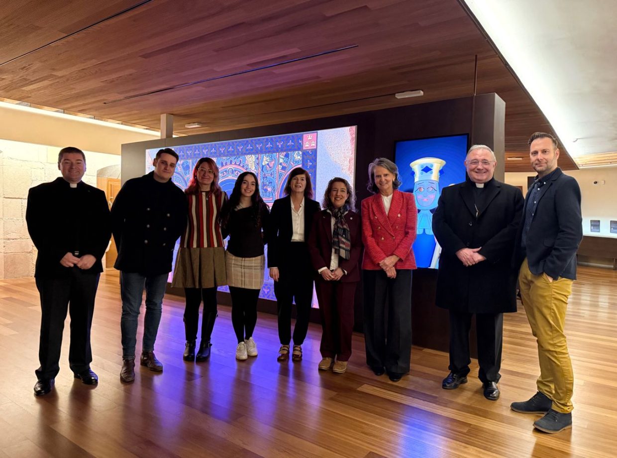 Equipo de HP SCDS y representantes del museo de San Isidoro posan juntos en la exposición Urraca I: Reina de León.