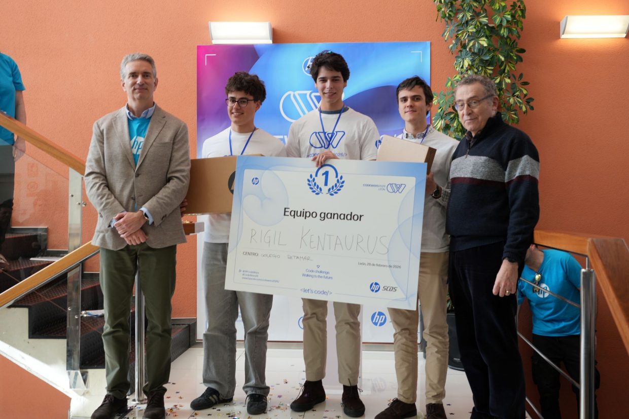 Ganadores del HP CodeWars León 2026 reciben su premio