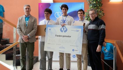 Rigil Kentaurus, equipo ganador de las CodeWars León 2026, posa con su diploma y sus premios.
