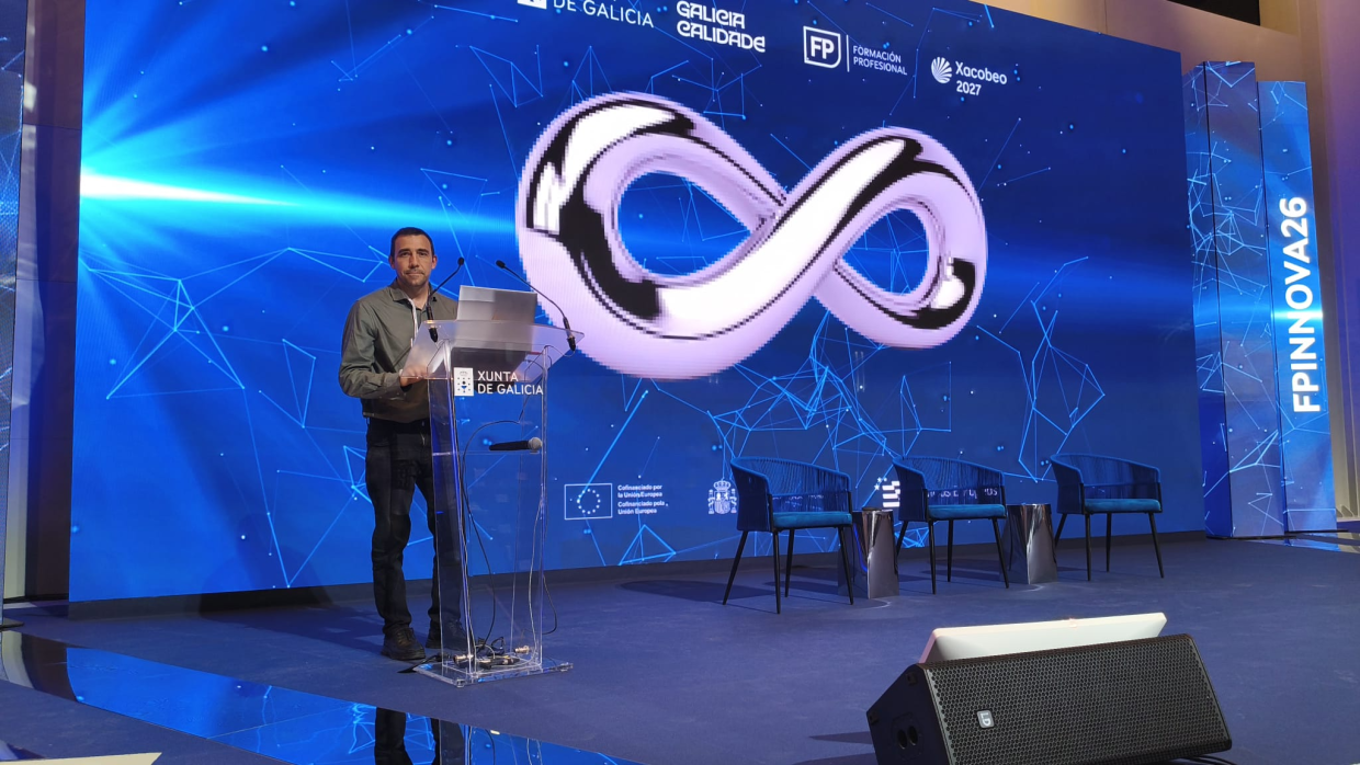 Un compañero del equipo en el atril durante el encuentro FP Innova 2026