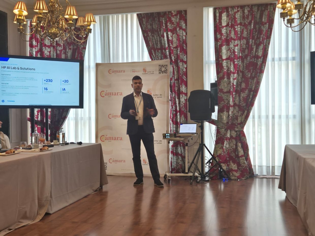 Sergio Martínez, de HP SCDS, durante su presentación en el desayuno de la Cámara de Comercio.