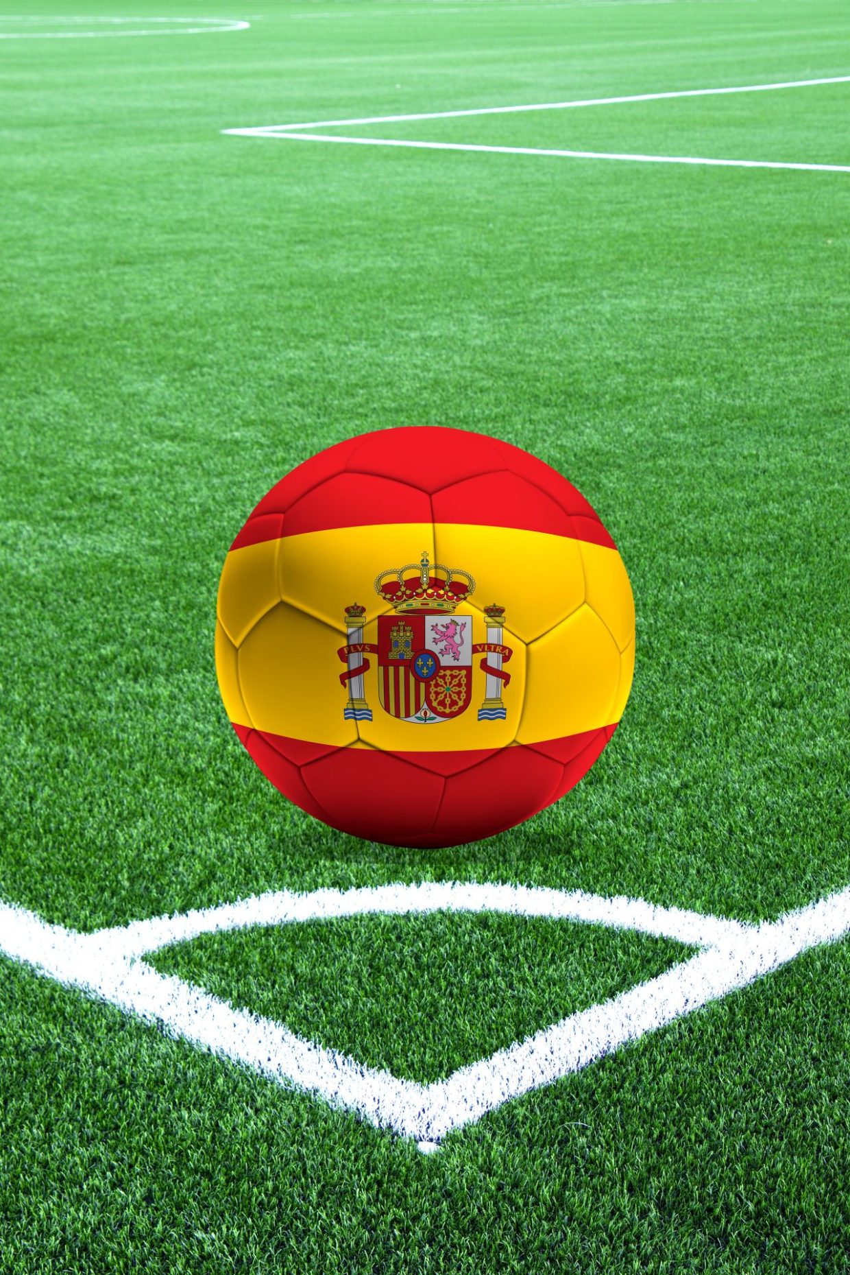 Un balón con la bandera de España sobre el césped de un campo de fútbol