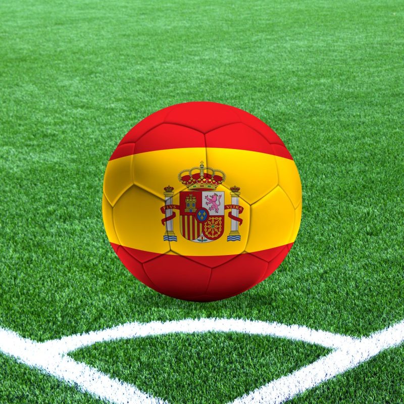 Copa Del Mundo 2026 Un balón con la bandera de España sobre el césped de un campo de fútbol